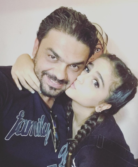 الموت يفجع حلا الترك ووالدها