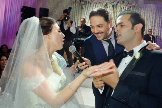 رامي عياش يتوسط العروسين
