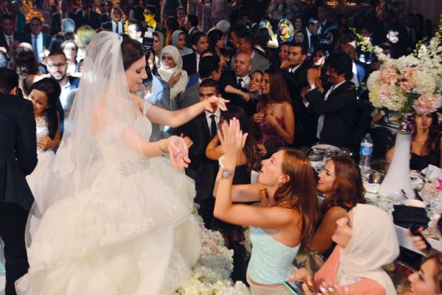 العروس وصديقاتها ورقصات على أجمل الأغاني 
