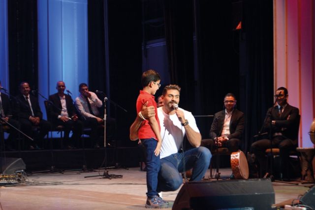 خالد سليم وأحد المعجبين
