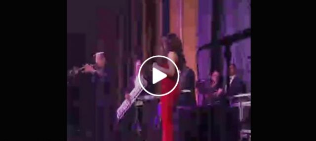 بالفيديو - هيفاء وهبي Lady in Red تسحر الجمهور... وتغني السيدة فيروز
