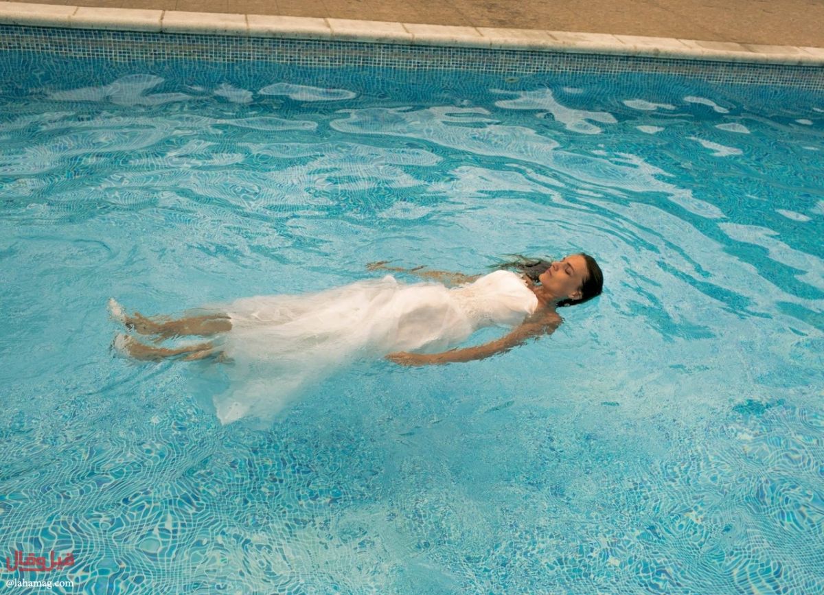 بالصور - فنّانة تتزوج نفسها... وهكذا قضت شهر العسل!