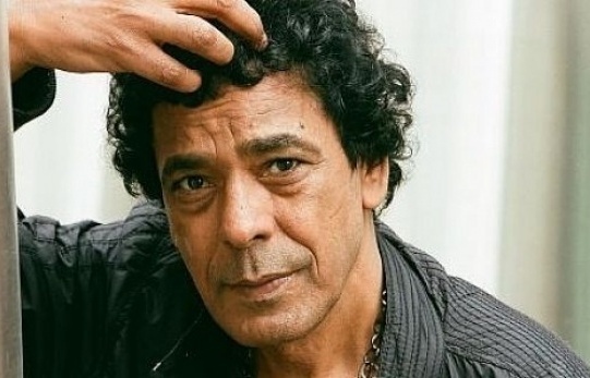 بالصورة- محمد منير يتبع موضة غريبة.. والكل ينظر إلى قدميه!