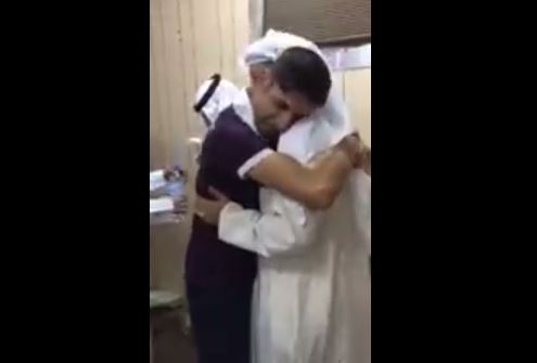 فيديو يبكي - بعد 26 عاماً كويتي يلتقي ابنه المفقود.. اليكم القصة!