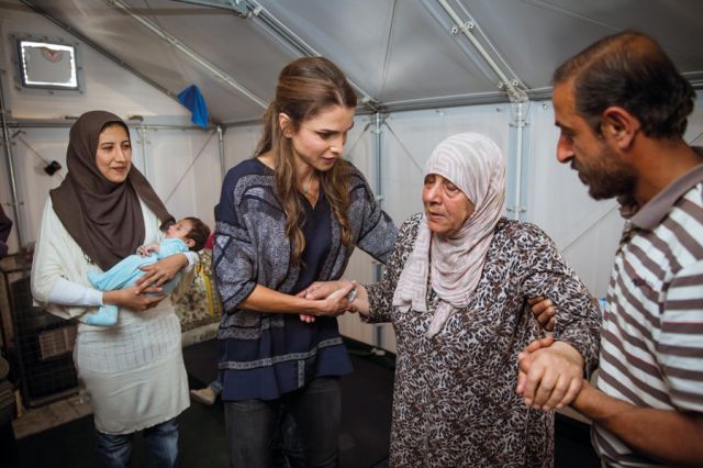 الملكة رانيا تزور مخيماً للاجئين في اليونان