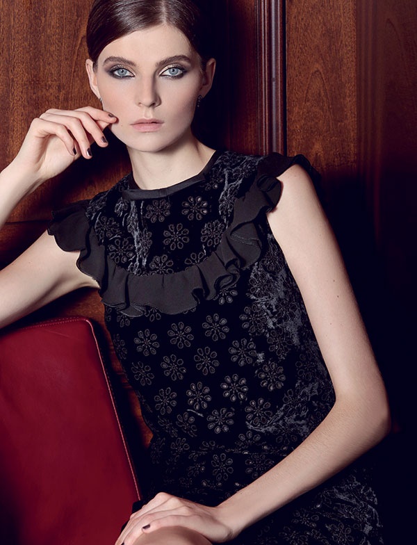 فستان من المخمل المخرّم والفضفاض من Giambattista Valli.
