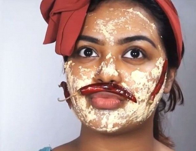 بالفيديو - شاهدوا ماذا حصل لوجه فتاة وضعت قناع الفلفل!