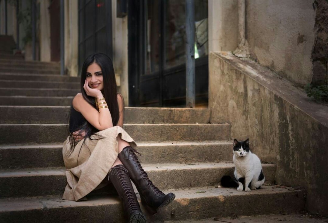 بالصور - شابة لبنانية تشعل 