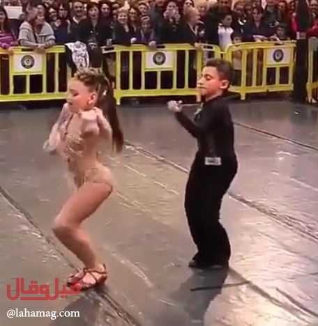 فيديو رائع - طفلان يشعلان 