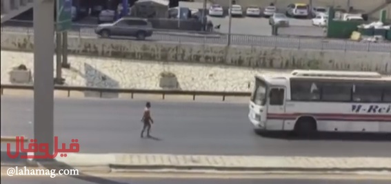 بالفيديو- صدمته سيّارة أثناء سيره عارياً بين السيارات... اليكم تفاصيل الحادثة!!