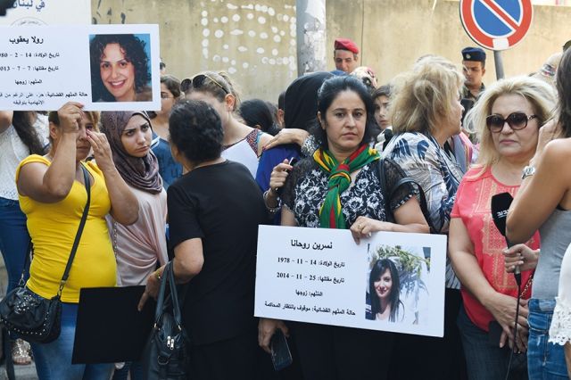 لبنانيات يتظاهرن ضد الظلم والعنف الأسري