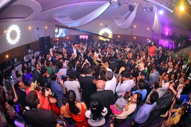 بالصور- حمادة هلال وتامر عاشور ومينا عطا يشعلون حفلة زفاف في الصعيد والعريس يرتدي الشورت