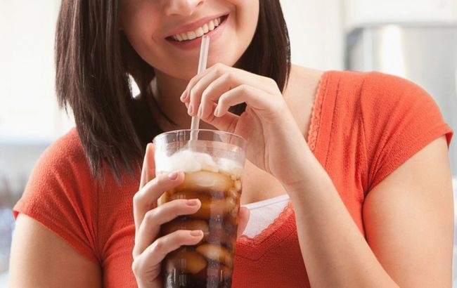 اليكم هذه الطّرق السهلة لحماية الأسنان من أضرار المشروبات السكريّة والتسوّس!!