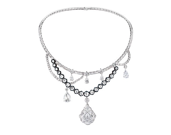 Dior A Versailles أيقونة للفخامة وتعبير لفن الحياة الفرنسية المترفة