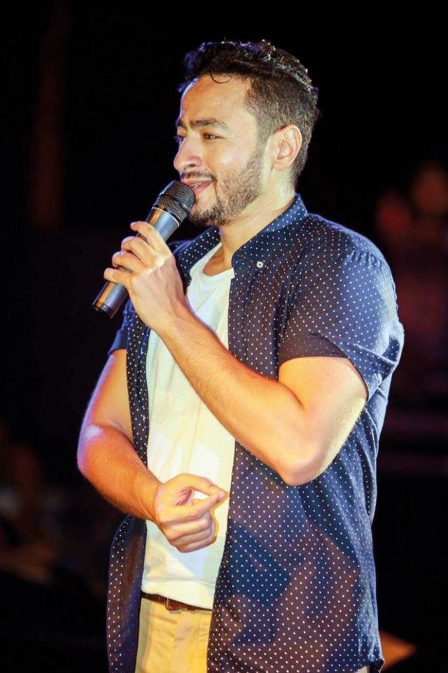 أثناء فقرته الغنائية