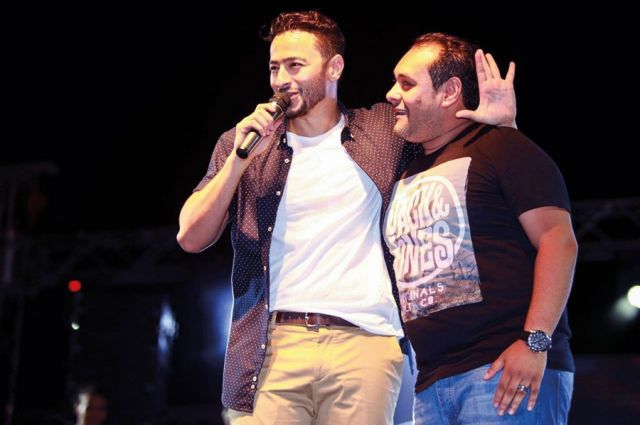 يشكر أحد المنظمين