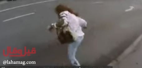 بالفيديو - شاهدوا لحظة إلقاء النفايات على صحفية في الشارع.. اليكم التفاصيل؟