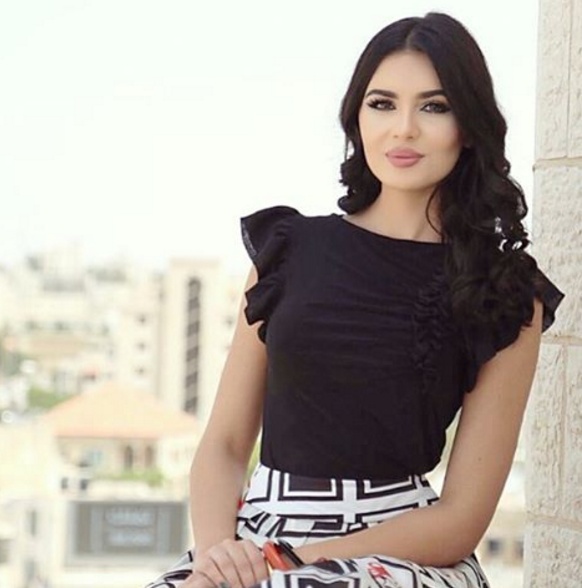 بالصور - لينا قيشاوي تتعرض لحادث اليم ادى لكسر رجلها بعد حصولها على السيارة الفخمة