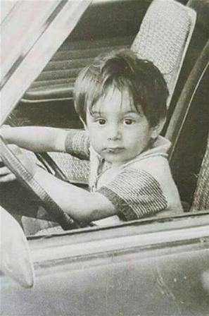 بالصورة - خمنّوا هذا الطفل الشقي أي نجم عربي ووسيم أصبح؟!