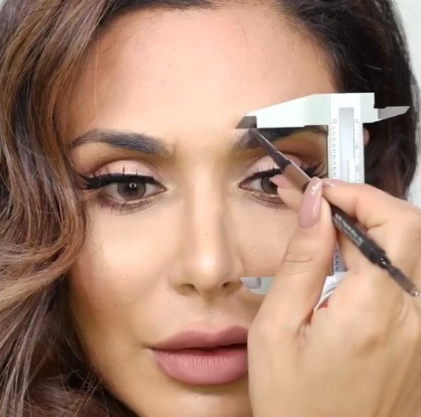 بالفيديو - استخدمت آلة غريبة لرسم حاجبيها.. وكانت النتيجة مذهلة!