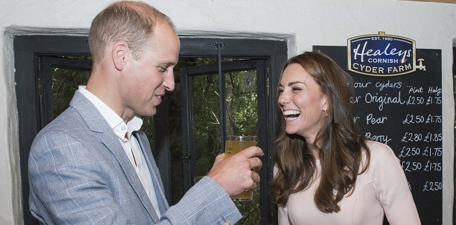 بالصور - عامل وسيم يثير غيرة الأمير ويليام.. شاهدوا ماذا فعل!