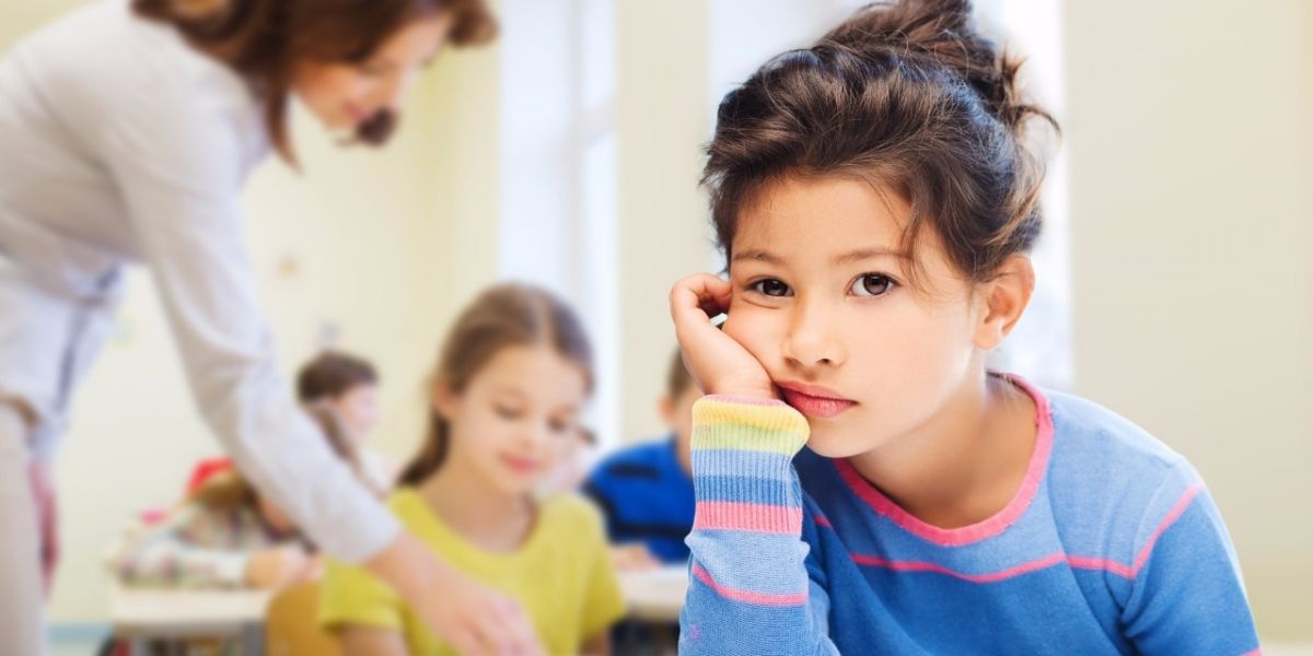 إنتهبي إلى ما يفعله طفلك كي لا يذهب إلى المدرسة... حيل لا تخطر في البال!