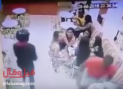 فيديو مروع - لحظة مهاجمة مسلح لشاب وقتله أمام حبيبته