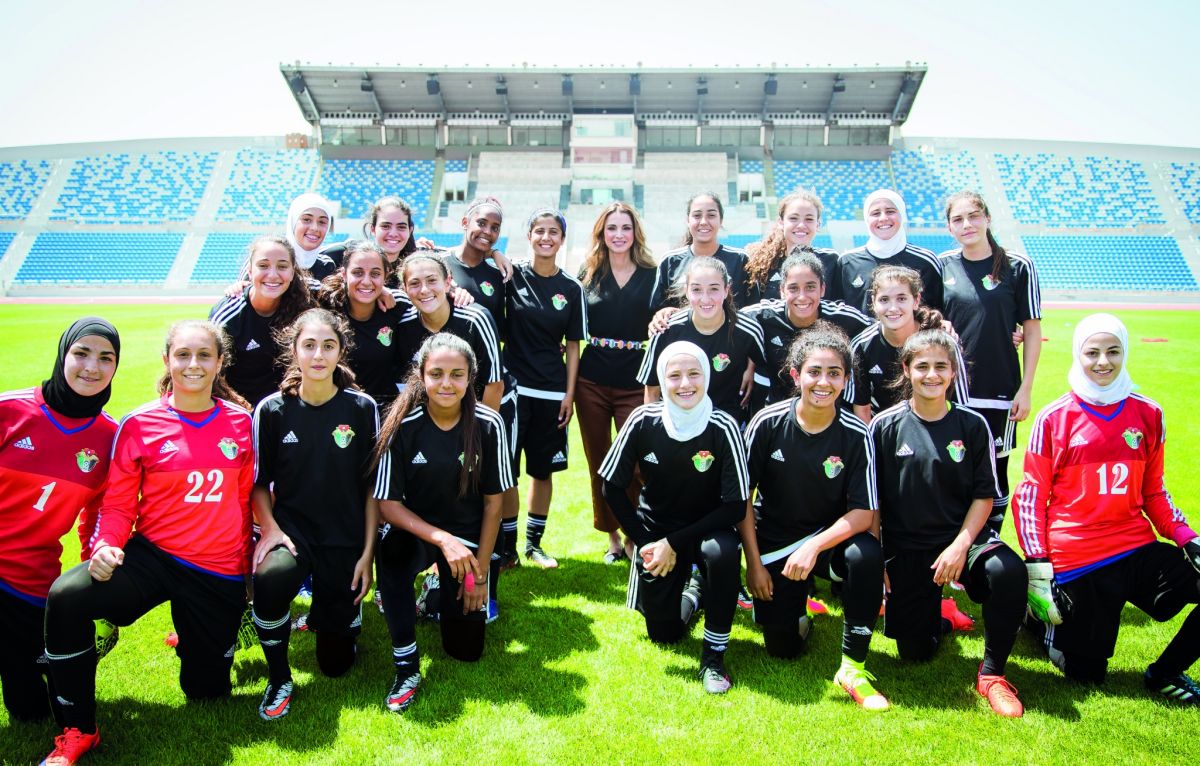 الملكة رانيا تتابع تدريبات المنتخب الوطني لكرة القدم للسيدات
