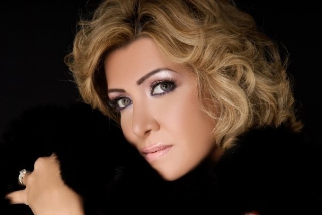 بالصور-  لقاء سويدان وابنتها تتعرضان لحادث سيارة