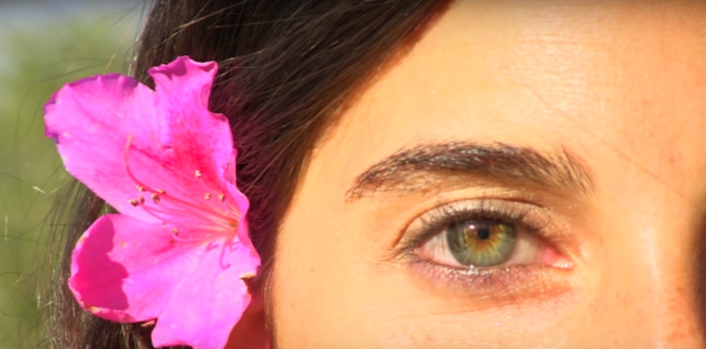 تناولت الخضار والفواكه الطازجة فتغيّر لون عينيها... إليك حقيقة ما حدث