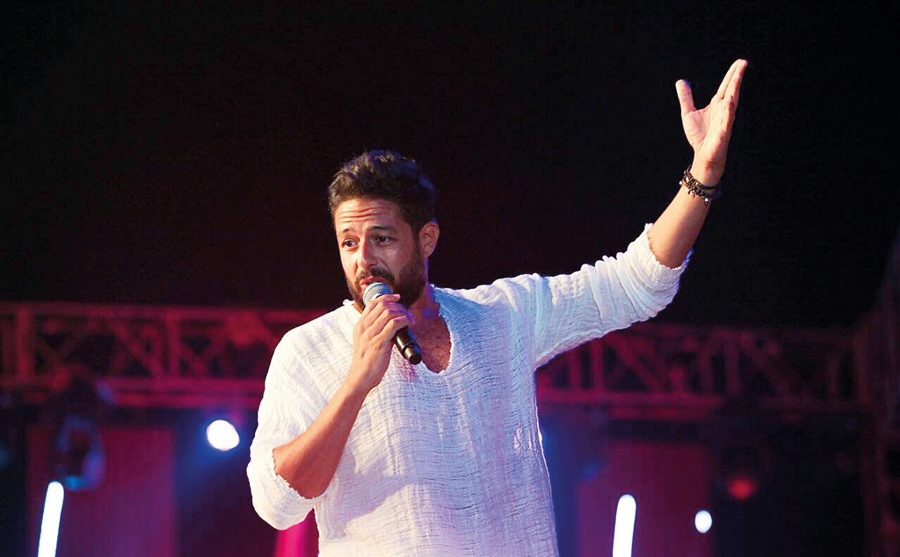 محمد حماقي وجمهوره بملابس بيضاء