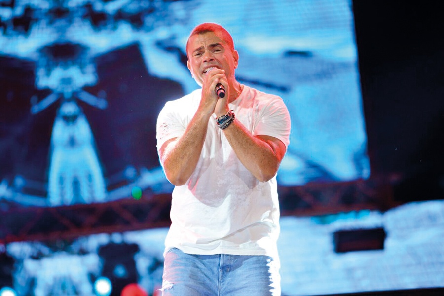 عمرو دياب وإطلالة شبابية في الساحل الشمالي