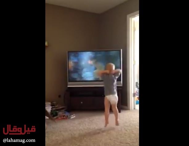 فيديو طريف - طفل مبدع في التقليد يشعل 