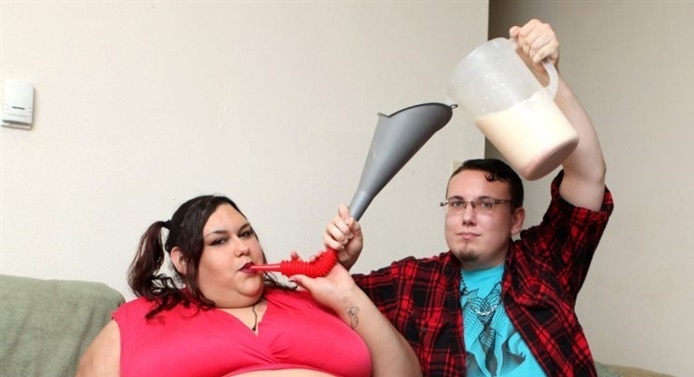 بالصور - شابة تريد أن تصبح أسمن امرأة في العالم.. شاهدوا ماذا تفعل