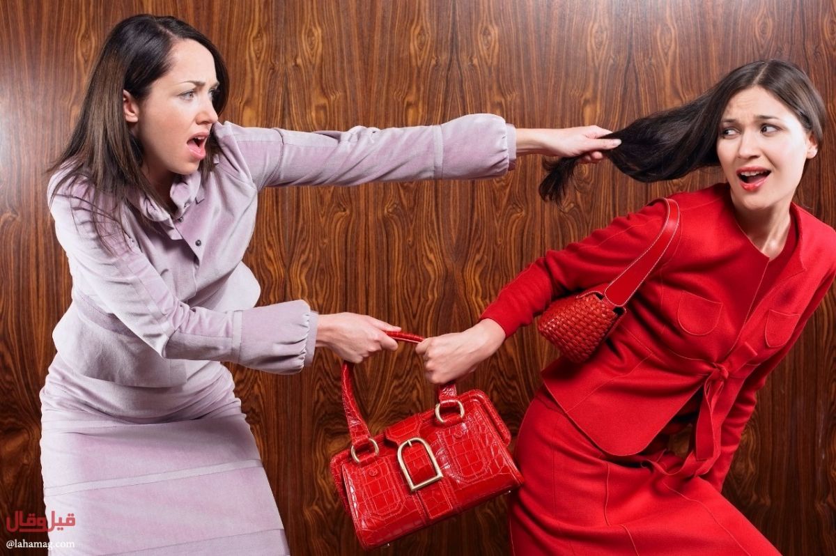 بالفيديو- زوجة وعشيقة تتعاركان في المستشفى والزوج المريض يتدخّل