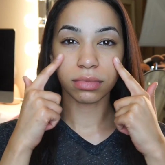 بالفيديو - طريقة مبتكرة للتخلص من الرؤوس السوداء والشوائب.. جربوها