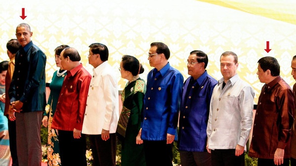 بالصور - ماذا فعل اوباما مع الرئيس الذي وصفه بـ