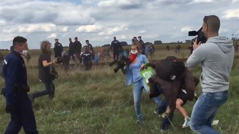 هل تذكرون المصوّرة التي ركلت لاجئاً سورياً منذ عام.. اين أصبحت؟ وما هو مصيرها؟