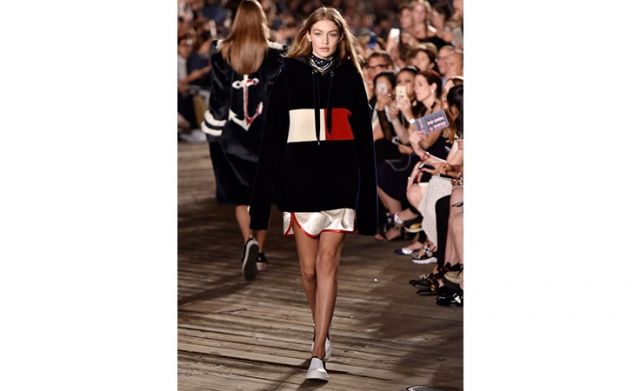 جيجي حديد تخطف الأنظار في عرض تومي هيلفيغر