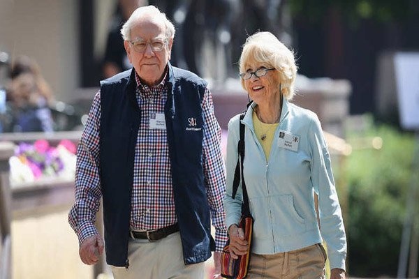 ابن عامل بالسكة الحديد يتقدَّم على بيل غيتس ليصبح أغنى رجل في العالم.. تعرفوا عليه