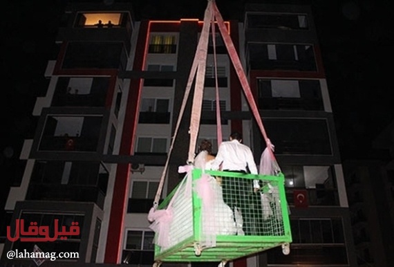 بالفيديو - عروسان يصعدان لمنزلهما بـ