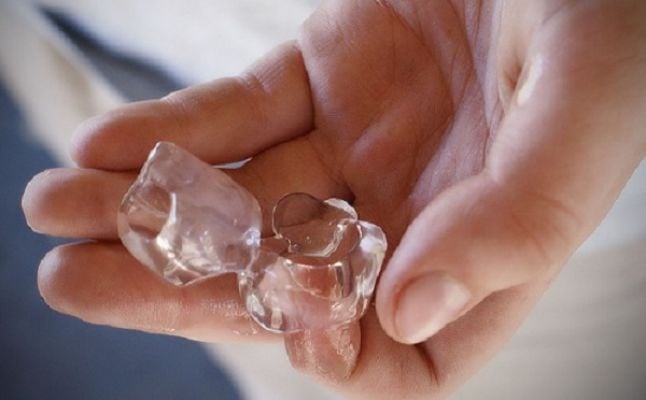 ضعوا قطعة ثلج بين الإبهام والسبابة.. وهذا ما سيحدث