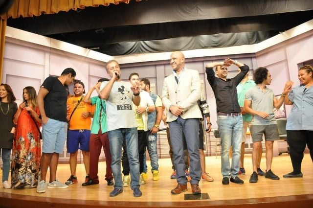 بالصور- كيف فاجأ هنيدي وشريف منير ولقاء الخميسي أشرف عبد الباقي علي خشبة مسرح مصر؟