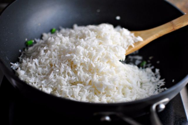 العلماء يكتشفون طريقة جديدة وبسيطة لطهي حبوب الأرز وخفض سعراتها الحرارية..