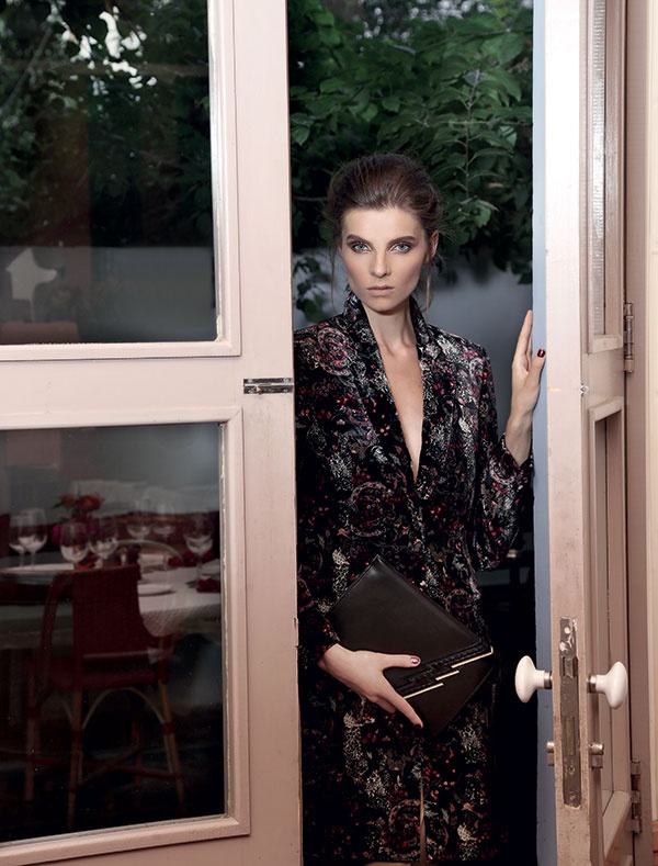 سترة من المخمل المطبّع وحقيبة من Roberto Cavalli.
