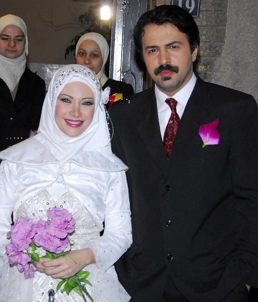 بالفيديو - عندما لم يستطع تيم حسن حمل سلافة معمار.. ماذا فعلا في لقطات مضحكة وعفوية!