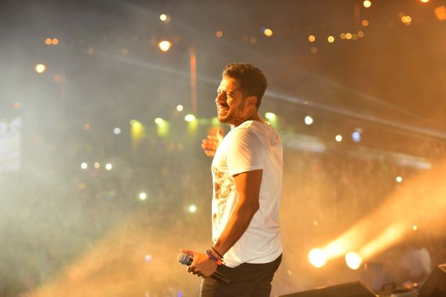 بالصور- لماذا طلب حماقي من جمهوره إشعال أنوار الموبايلات؟