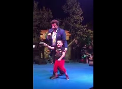 فيديو طريف - طفل يقتحم المسرح ويربك وليد توفيق