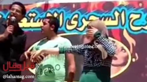 بالفيديو - ساحر مصري يقطع يد فتاة بسكين.. شاهدوا ماذا حصل!