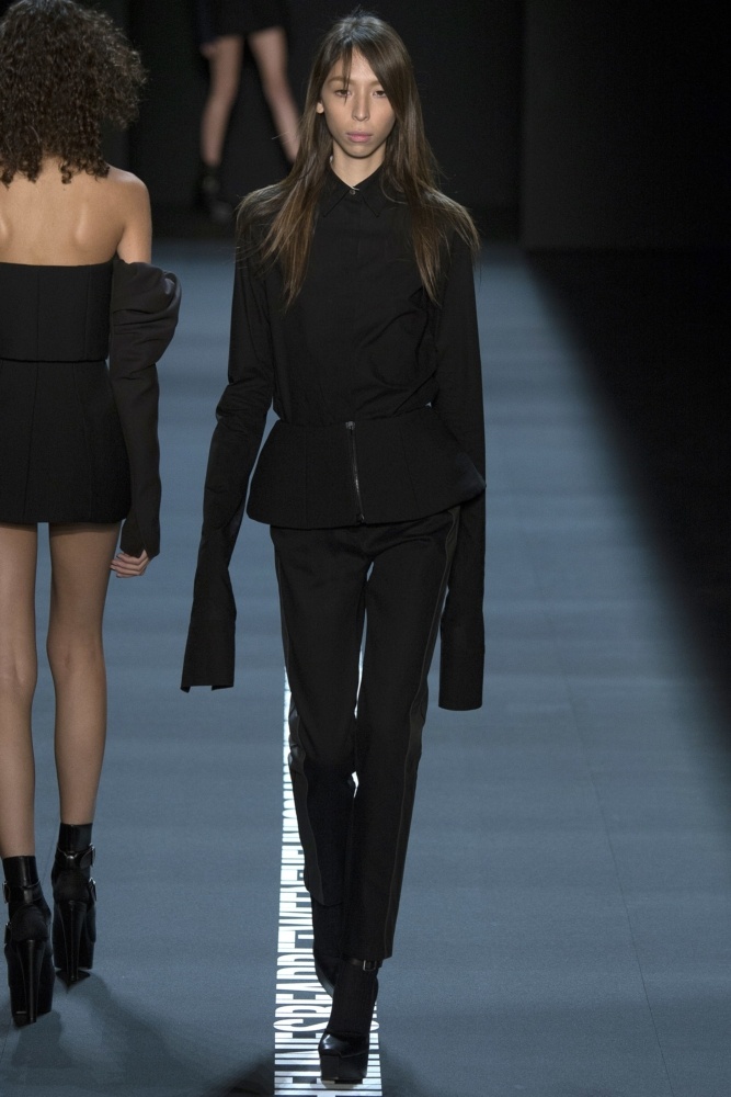 بالصور- مجموعة Vera Wang لربيع وصيف 2017 تعكس وضع عالمنا الراهن